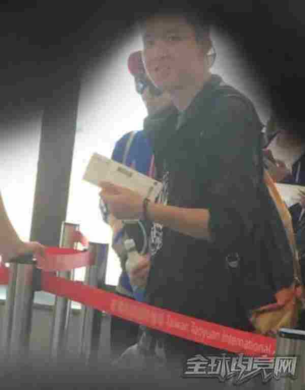 柚子现身台湾机场 身边女伴酷似主播小信